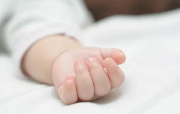 العثور على 16 إبرة خياطة داخل جسم طفل رضيع!