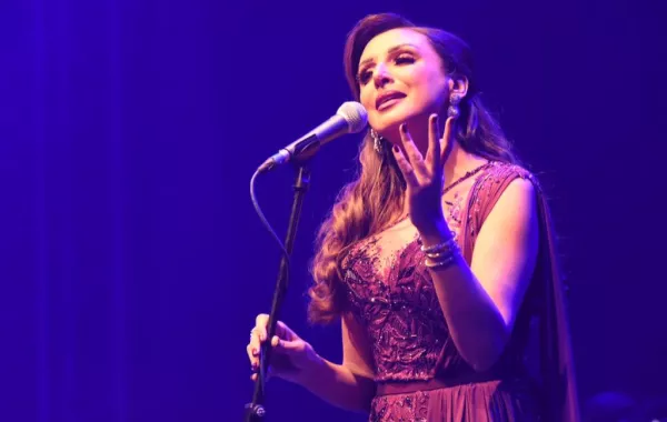 إطلالة ساحرة لأنغام في حفلها بالبحرين.. وهكذا بدت في الكواليس