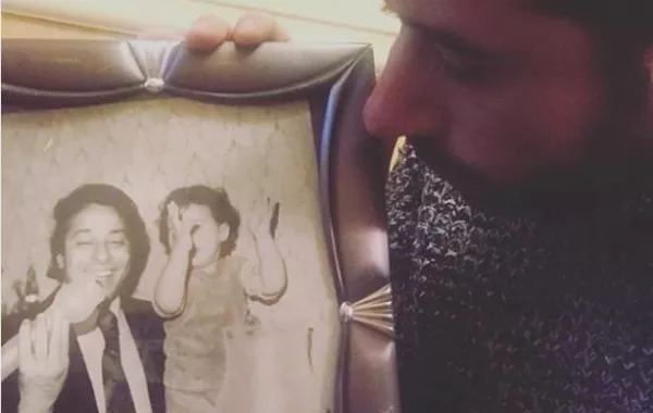 أحمد السعدني يستعيد ذكرياته مع والده بهذه الصورة