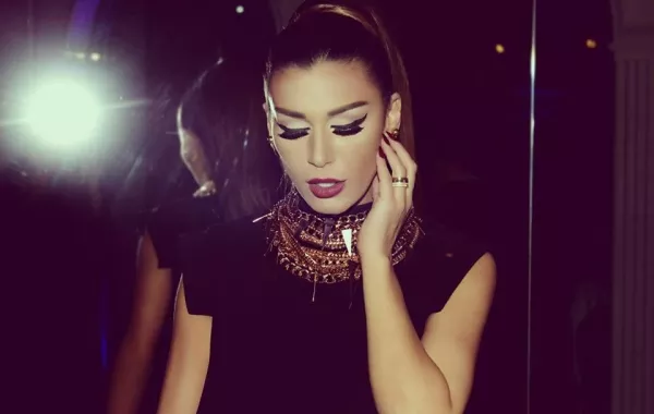 بالفيديو: نادين الراسي تطمئن الجمهور على صحتها بعد نجاتها من حادث سير