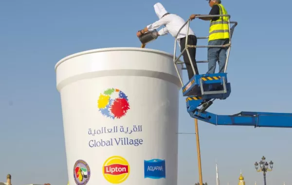 دبي تدخل "جينيس" بأكبر كوب شاي