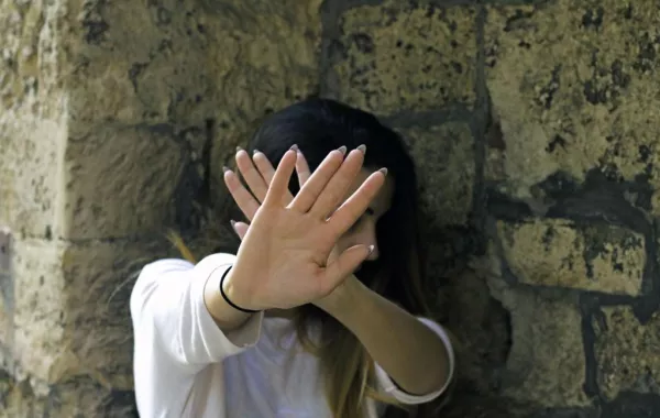يغتصب طالبة ووالدها يجبرها على الزواج به درءاً للفضيحة