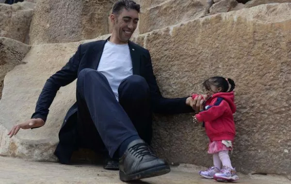 بالصور.. أهرامات الجيزة تحتضن أطول رجل واقصر امرأة في العالم