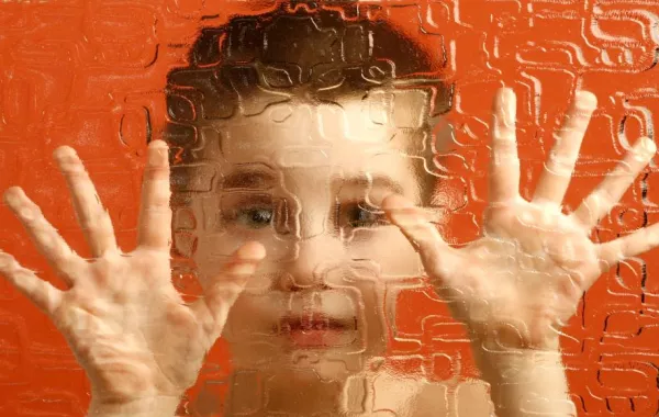 التحقيق مع آباء عالجوا أطفالهم "المتوحدين" بالمنظفات!