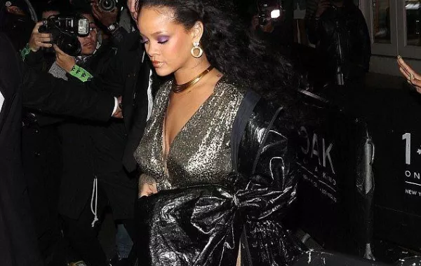 ريهانا تتألق في الـ Grammy بفستان زُيّن بـ 275.000 قطعة كريستال