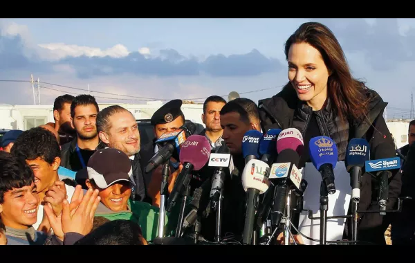 بالفيديو: هذه تفاصيل زيارة أنجلينا جولي للاجئين السوريين في الأردن وبرفقة ابنتيها