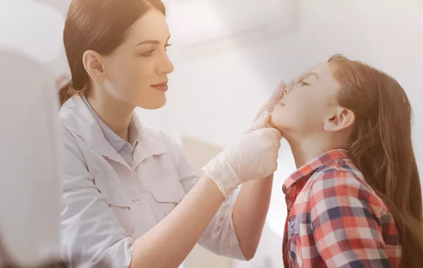 علاج انسداد الأنف المستمر عند الأطفال