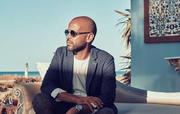 بالفيديو: دليل براءة أبو من سرقة"3 دقات" بيد المطرب اللبناني جوني عواد