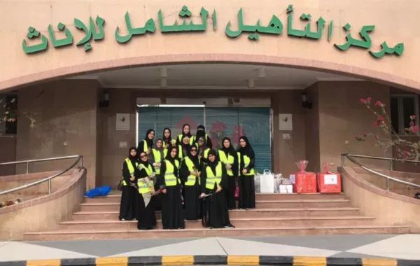 "أسيل الخير" يرسم البسمة على وجوه المسنات