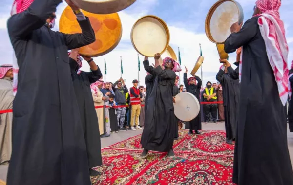 أجانب يرقصون في العرضة السعودية مهرجان الملك عبدالعزيز