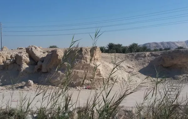 "صخرة إم بشر" جبل اقترن اسمه بامرأة تشتهر بتوليد النساء في الأحساء