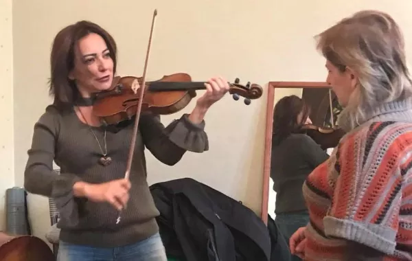 بالصور: أمل عرفة تتلقى تدريبات للعزف على الكمان فما السبب؟