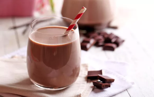 طرق مجربة في التدبير المنزلي لتنظيف الملابس المُلطَّخة بمشروب الكاكاو 