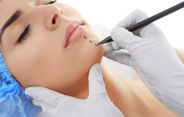بالصور: قصدت مركز تجميل استعدادًا لزفافها... فانتهى الأمر بتشوه مستدام