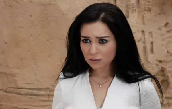 مي عز الدين بفستان من مرمر حليم
