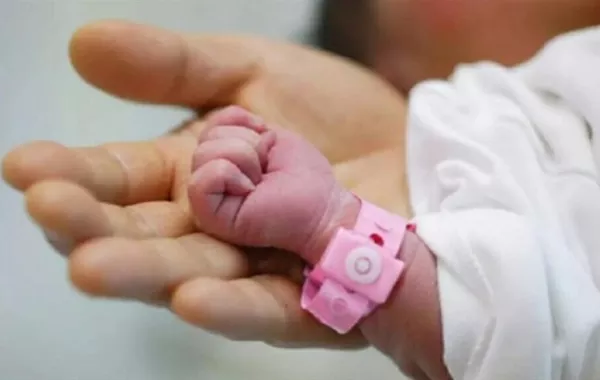 بريطانيا تسمح لأطباء بتكوين جنين من 3 أشخاص
