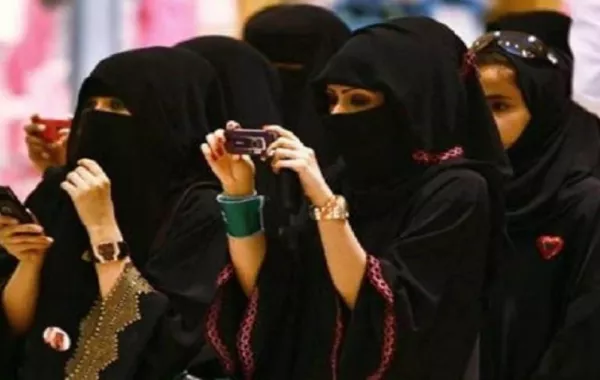 أحدث شروط الفتيّات قبل الزواج.. «حضور المباريات وقيادة السيارات»