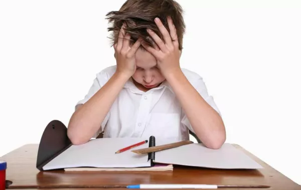 معلم ينهال ضرباً على طالب