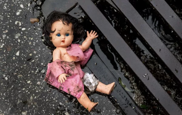 سائق يهتك عرض طفلة بالإكراه ويصورها بهاتفه