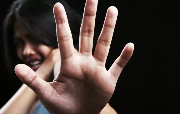 أب يعنِّف بناته ويجبرهن على التسول في الشرقية