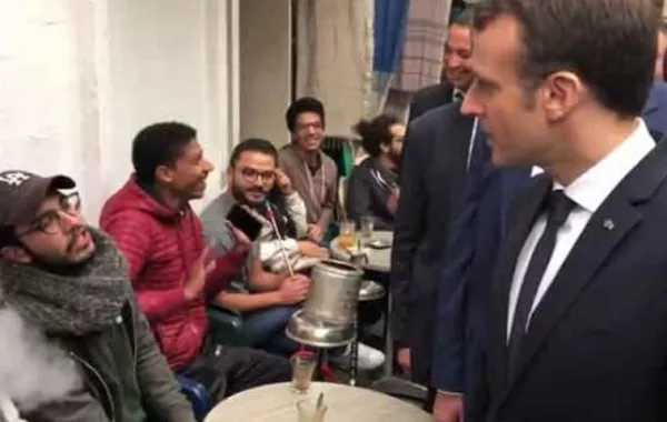 بالصّور والفيديو.. الرّئيس الفرنسي و"النّرجليّة"!