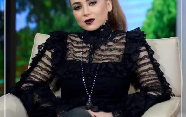 حقيقة أول صورة لـ"مي عز الدين" مع شقيقتها "هبة"