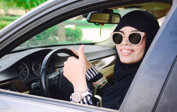قيادة السيارة تفسخ خطبة عروسين سعوديين