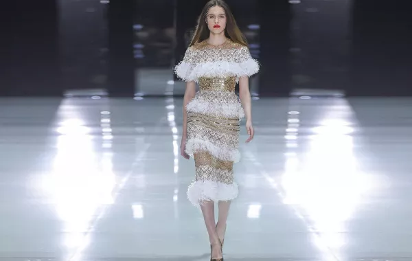 فساتين خطوبة وسهرة مزينة بالريش