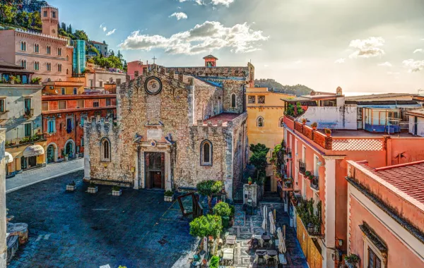 نشاطات للزوجين في يوم الحب بـ"تاورمينا" 