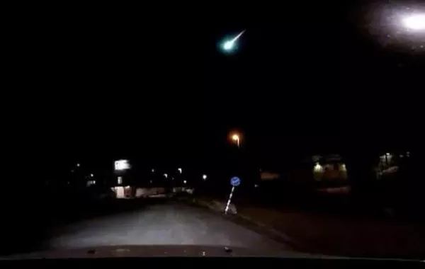 نيزك يحلق في سماء السويد والنساء أول ملتقطي صوره