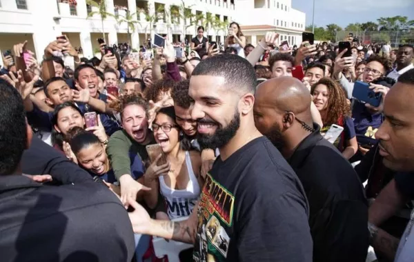 بالصور.. دريك يعود الى المدرسة!