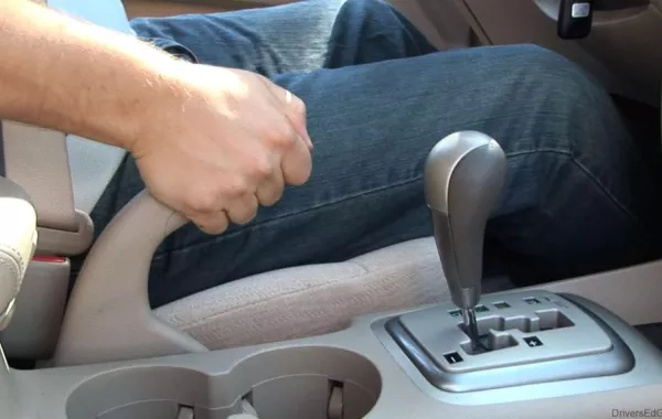 شاب ينجو من الموت بعد قفزه من مركبته نتيجة عطل بمثبت السرعة