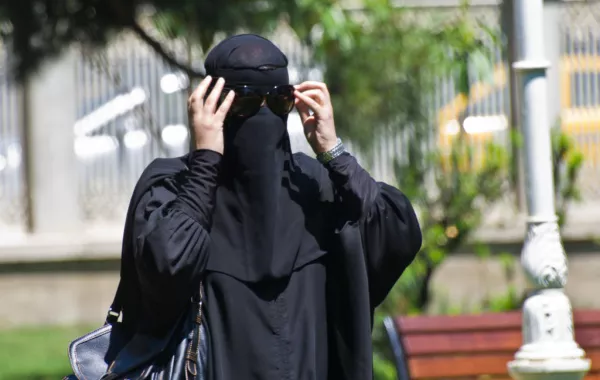 دولة أوروبية جديدة تحظر غطاء الوجه