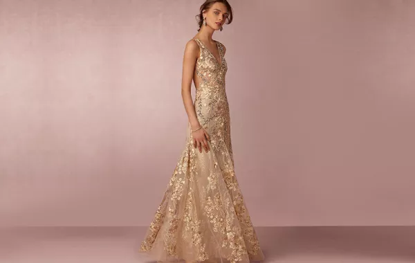 فساتين خطوبة مطرزة باللون الذهبي