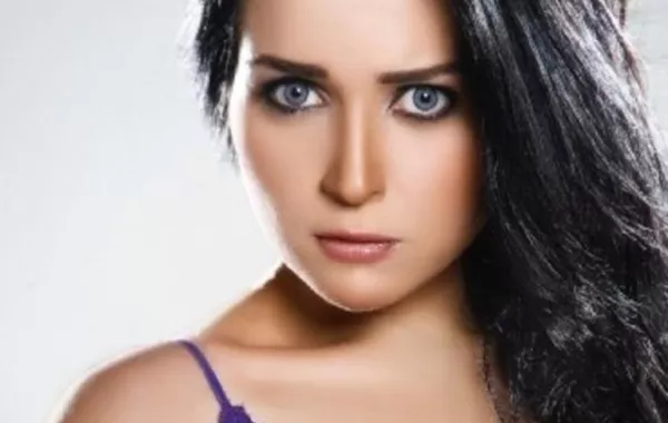 هل تتعمد مي عز الدين إطلاق شائعات الحب على نفسها؟