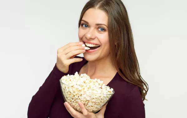 الفشار في الـ"رجيم" بين الممنوع والمسموح