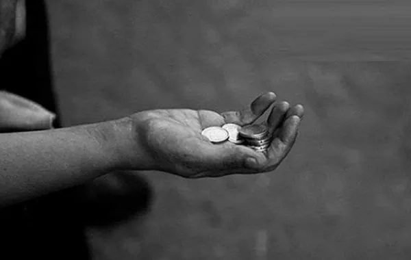 سجن متسولة عمرها 74 عاماً تملك سيّارتها الخاصّة!