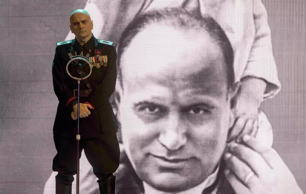 «موسوليني» حيًّا يحكم إيطاليا.. في فيلم «لقد عدت»