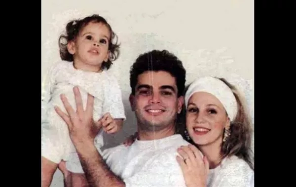 هل يتجاهل عمرو دياب ابنته الكبرى "نور" أم ابتعدت عنه بارادتها؟