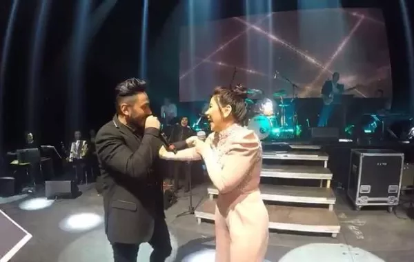 بالفيديو: مفاجأة تامر حسني لشيرين عبد الوهاب في السويد