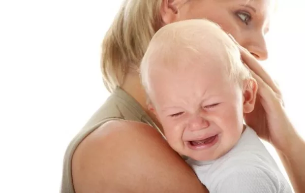  لهذا السبب يتوقف الأطفال عن البكاء عند حملهم!