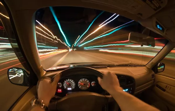 في السعودية.. قائد مركبة يصطدم بأحد المشاة ويفر