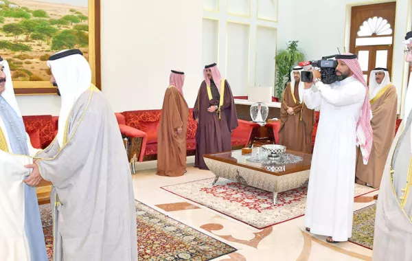 ملك البحرين يشارك ولي عهد أبوظبي رياضة الصيد بالصقور