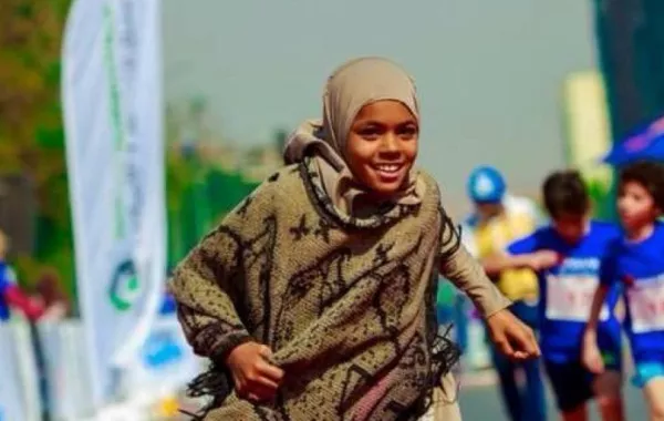 طفلة تتحول من «بائعة مناديل» لنجمة ماراثون