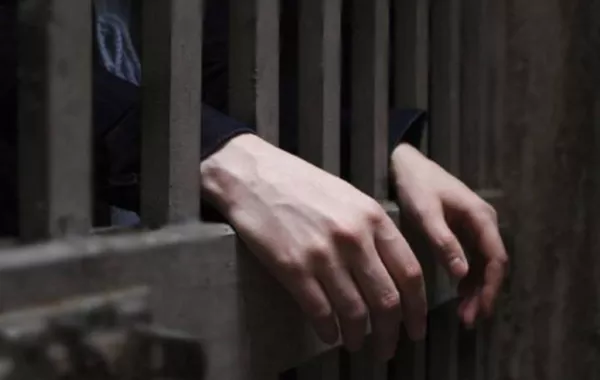 سفاح يقتل ضحاياه ويحتفظ بأشلائهم في أواني الزهور
