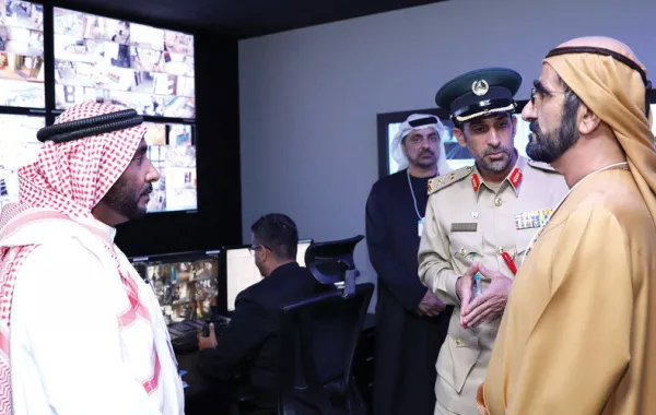 محمد بن راشد يتفقد غرفة عمليات ومركزي الإعلام والتواصل