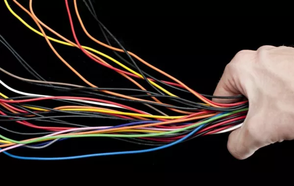 6 أفكار ديكور لإخفاء أسلاك الكهرباء بصورة محببة