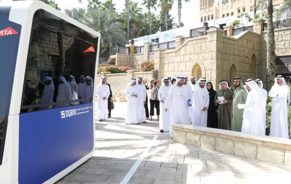 محمد بن راشد يشهد الاختبارات الأوليّة لوحدات التنقّل ذاتية القيادة