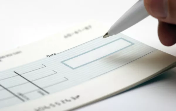 تأديب محامٍ حرر شيكاً من دون رصيد