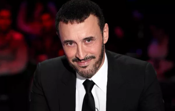 بالفيديو: كاظم الساهر يوقف الغناء ويحتضن إحدى المعجبات